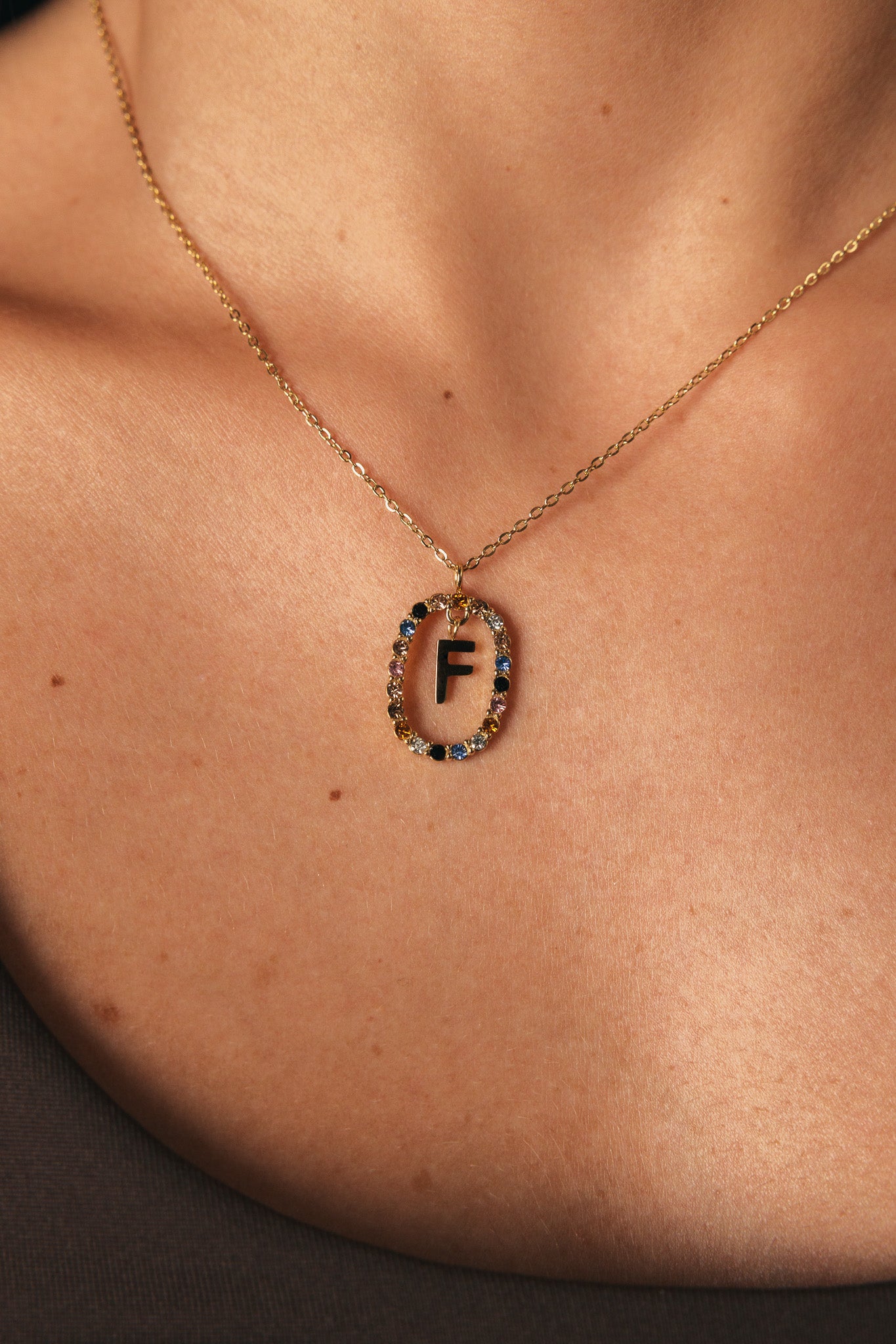 COLLANA CON LETTERA F