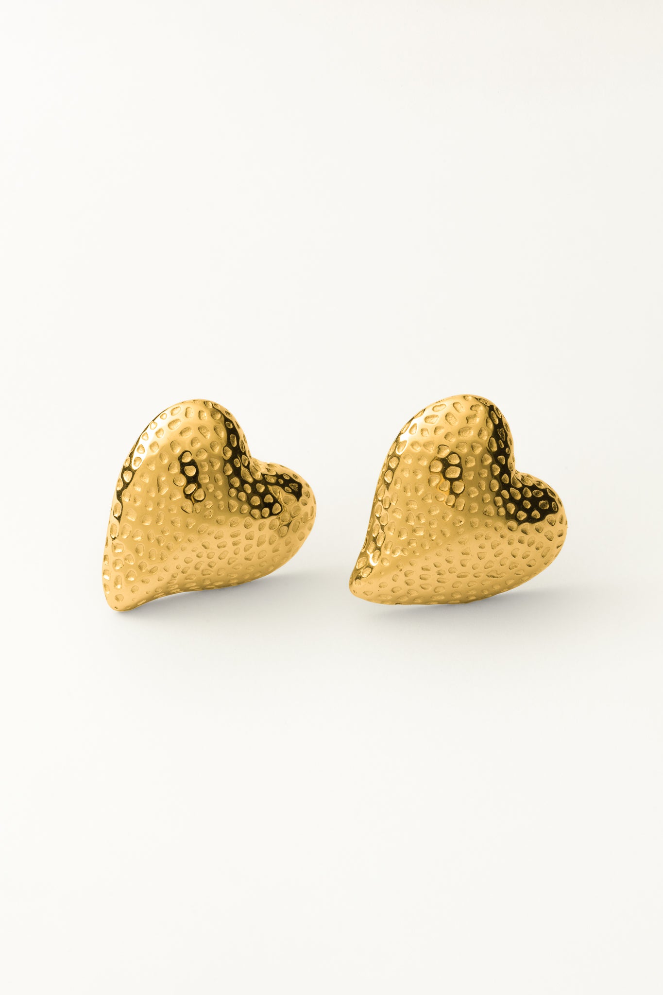 PAIR OF HEART EARRINGS GOLD TEXTURE