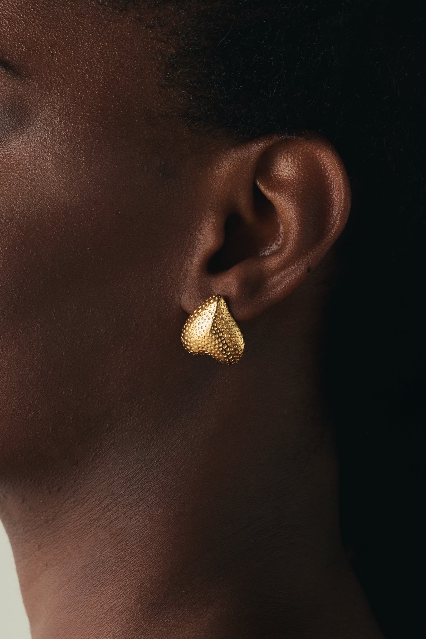 PAIR OF HEART EARRINGS GOLD TEXTURE