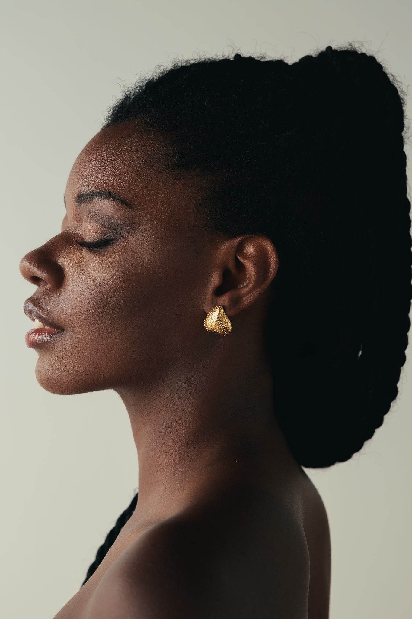 PAIR OF HEART EARRINGS GOLD TEXTURE